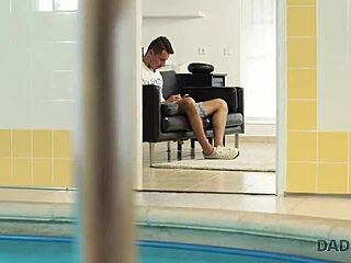 Whoa Victoria Daniels simmar i stora poolen bara för att suga pappas mogna kuk 😍💦