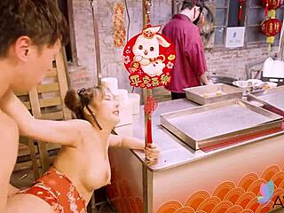 สาวจีนผมน้ำตาล Li Nana อกเด้งตอนโดนตีหมาจากด้านหลังเลียหี