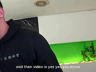 Nastolatka 18+ oszukuje kumpelę na creampie w salonie.