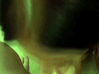 En söt ung 18+ slyna blir så kåt att hon strippar för slarvigt kuk sug