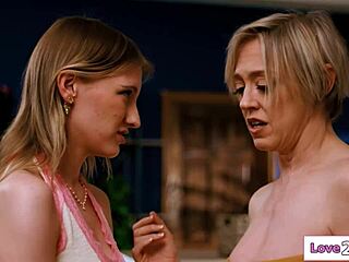 big tits cougar stepmom licks teen stepdaughter's pussy 😋💦