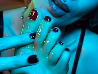 hey goddesses, don't you crave kissing those honey-covered latina feet and toes now?