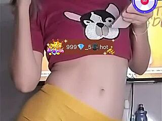 her tight cameltoe teases endlessly during bigo live show