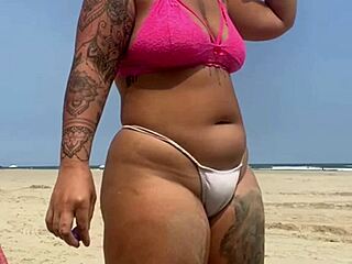 Bold beach flash bares my huge pussy for married guy's eyes