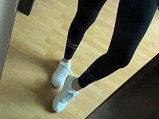 Mädel wacht früh auf für stinkende weiße Socken Fetisch Spiel