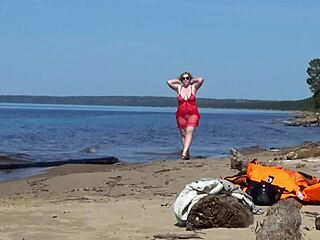 Milf's juicy big ass sways teasingly on sunny beach