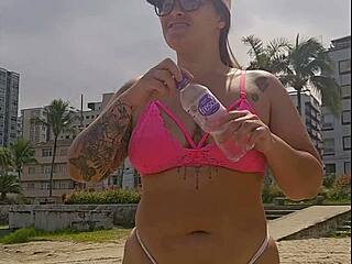 Bold beach flash bares my huge pussy for married guy's eyes