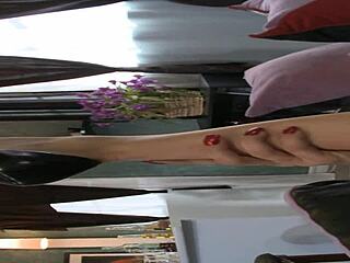 Sexp Diamond reitet geil mit rasierten großen Titten in High Heels