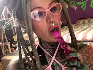 Tattooed goth babe glasses on creams pussy with dildo solo