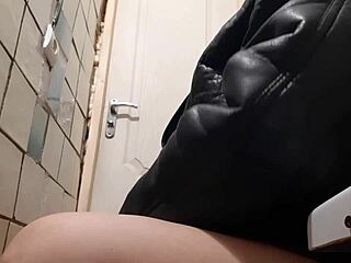 Stepmom Caught Masturbating on Toilet Hidden Cam