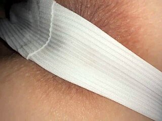 Mignonne 18 ans menue européenne en gros plan JOI écarte son trou du cul lèche sa chatte serrée en filmant