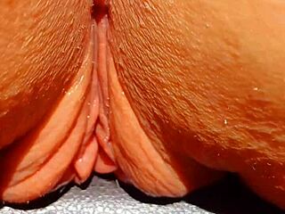 mature wife flashes her huge wet shaved pussy 😍💦 come watch!