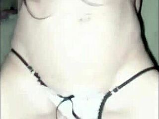 Troia con tette enormi mi cavalca il cazzo gigante dopo che mi vesto da donna, figa succosa creampie bagnata