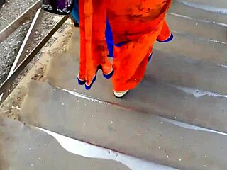 Big Ass Aunt in Orange Saree Teases on Outdoor Public Train
