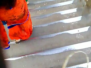 Big Ass Aunt in Orange Saree Teases on Outdoor Public Train