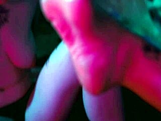 i luv my lesbian foot lover's sexy toes n licks!!