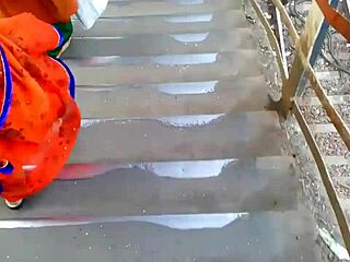Big Ass Aunt in Orange Saree Teases on Outdoor Public Train