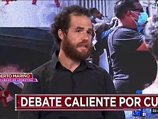 Chico comunista domado en vivo por cubano