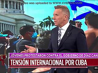Chico comunista domado en vivo por cubano