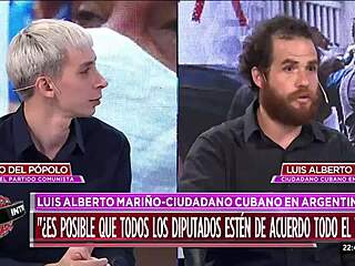 Chico comunista domado en vivo por cubano