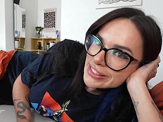 Bett teilen mit großen Titten Goth Girls Effy und Natasha
