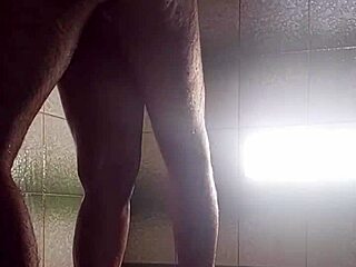 obligo a mi hijastra a ducharse pero empieza a tocarme la polla para que me la coja duro