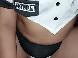 Dios mio oficial de policia de grandes tetas da ricos sentones en la gran polla de un extrano por favor correte en mi vagina