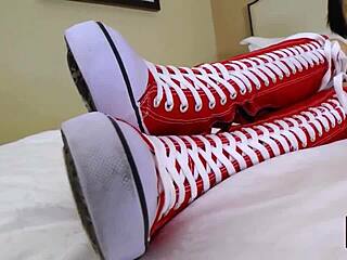 Petite Bailey Paige gives Phillyjhon sweaty feet footjob