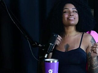 Geile Negra zeigt Titten und Blowjob und will fisten