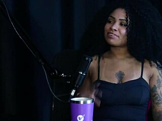 negra safada mostra os peitos e demonstra seu boquete depois de falar que tem interesse em fazer fisting