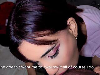 me follo la garganta de mi amiga mientras habla por telefono