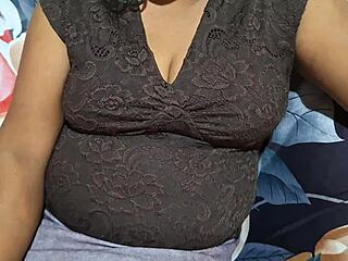 Horny asijská nevlastní máma na dovolené