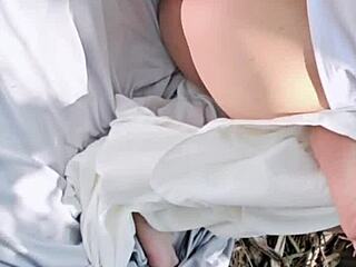 Chịch và xuất tinh với trong lồn con bạn trong bụi cỏ