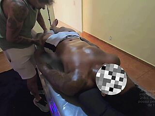 Mão com óleo no corpo do negro e rola inchando
